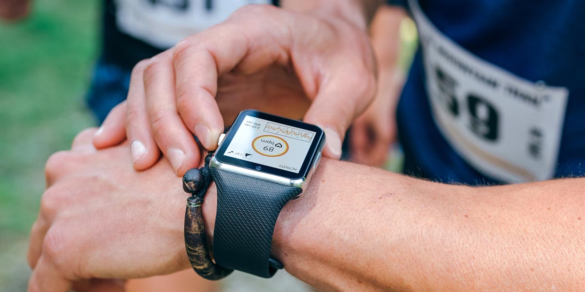 man using a smartwatch for health benefits